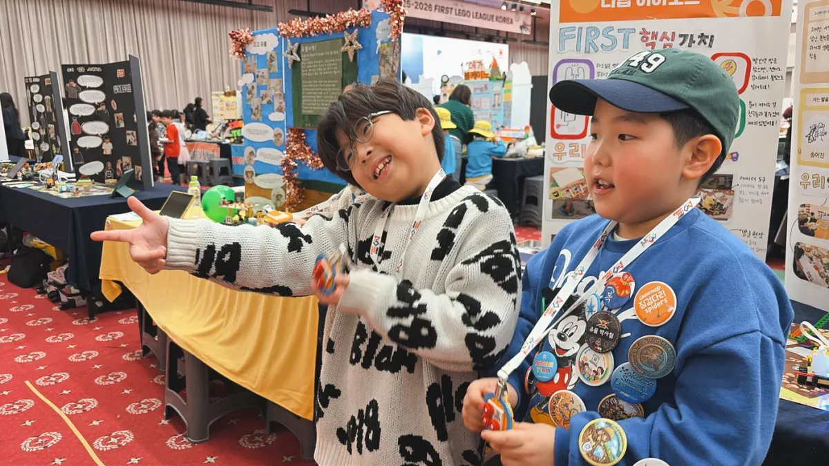 대회 부스에서 발표하는 아이들